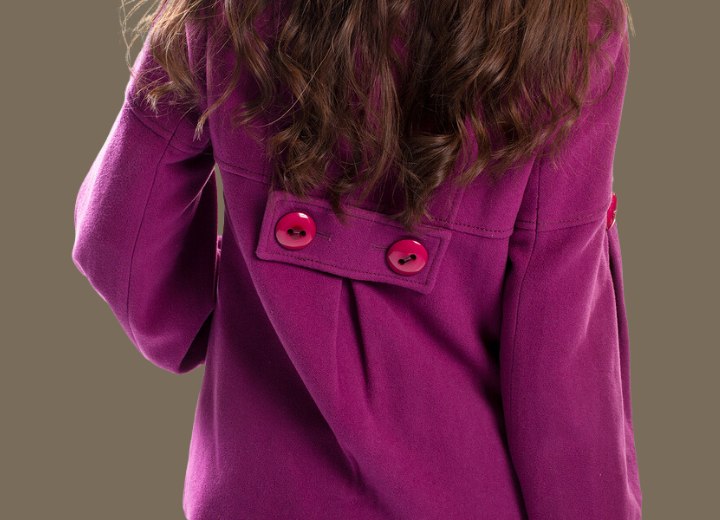 Femme aux longs cheveux portant un manteau en laine