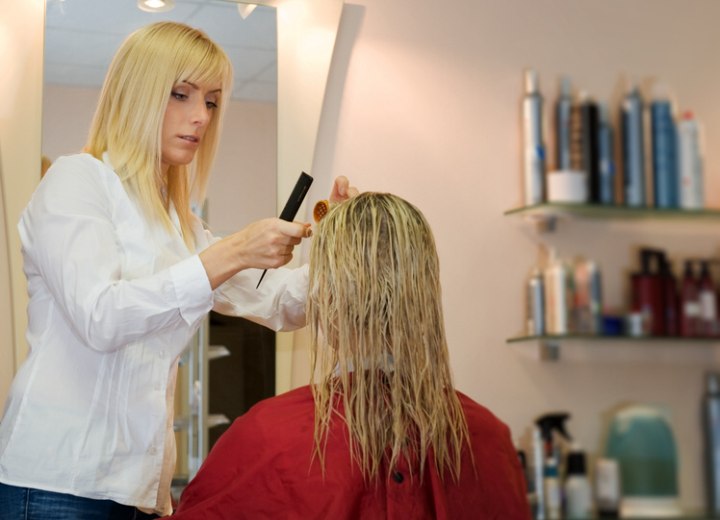 Cliente de salon de coiffure avec des cheveux longs mouillés