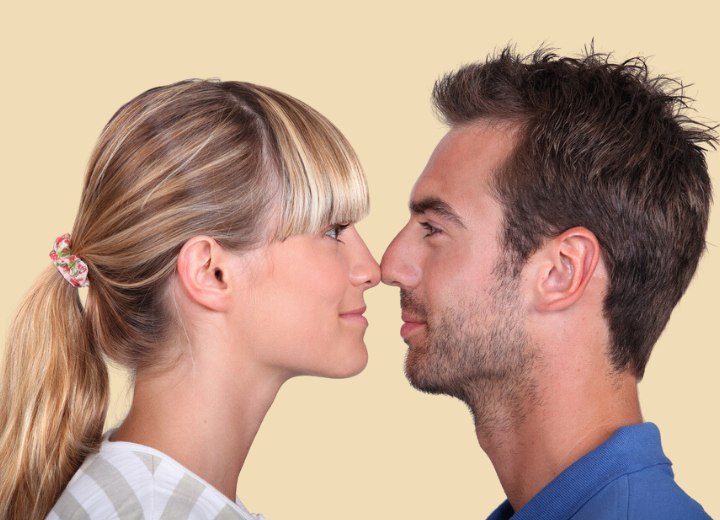 Homme et femme avec des longueurs de cheveux différentes