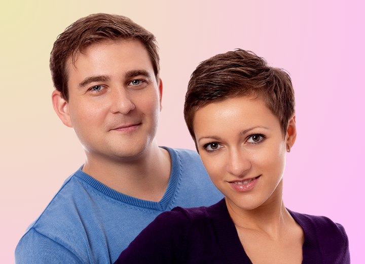 Homme et femme avec des coiffures assorties