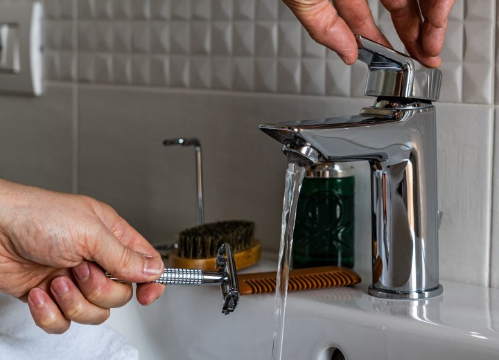 Rincer le rasoir sous l'eau courante