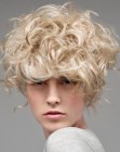 cheveux relev�s