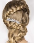 cheveux relev�s