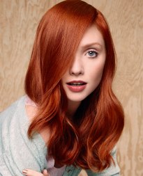 Cheveux rouges souples et brillants