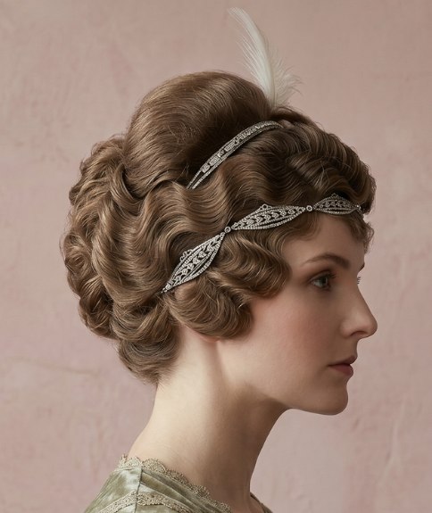 Chignon des années 1910 avec bandeau et plume
