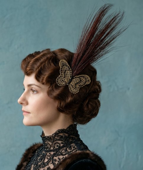 Chignon avec plumes sombres