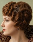 Coiffure relev&eacute;e pour une femme en 1914