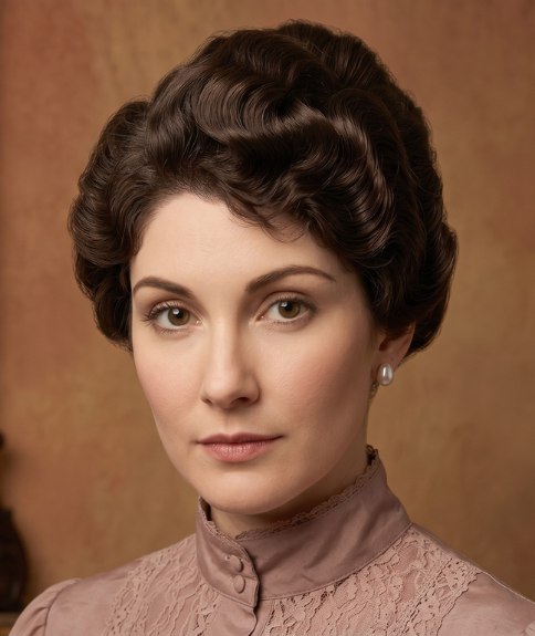 Coiffure vintage mettant &eacute;l&eacute;gamment la nuque en valeur
