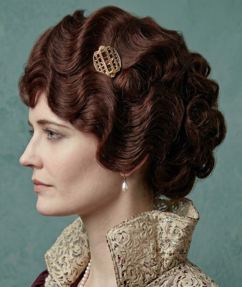 Coiffure relev&eacute;e de 1914 avec boucles et ondulations