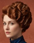 Coiffure relev&eacute;e volumineuse