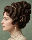 Haute coiffure relev&eacute;e