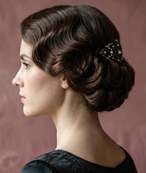 Chignon avec les cheveux rassemblés bas à l’arrière