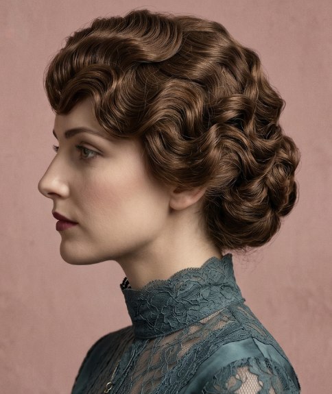 Coiffure relevée alliant ordre et simplicité