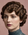 Coiffure relev&eacute;e pour cheveux ch&acirc;tains