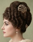 Coiffure relev&eacute;e spectaculaire