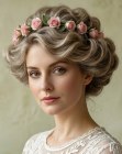 Chignon orn&eacute; d&rsquo;une couronne de petites roses