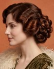 Coiffure relev&eacute;e des ann&eacute;es 1910