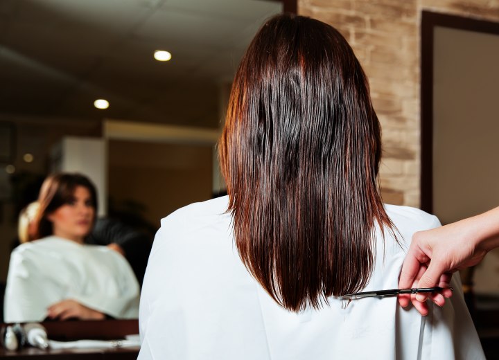Coiffeur réalisant une coupe sur cheveux longs