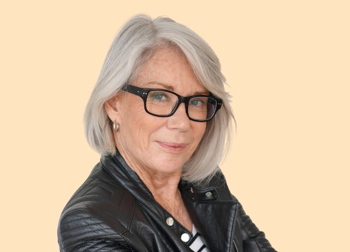 Femme plus âgée aux cheveux gris et portant des lunettes