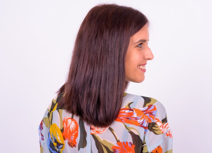 Femme aux cheveux châtain moyen