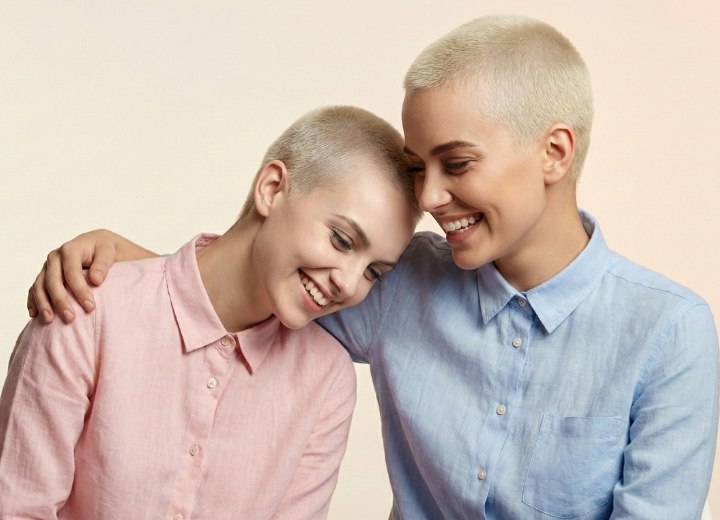 Femmes portant leurs cheveux très courts avec une décoloration