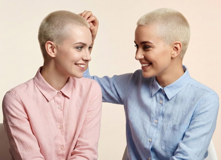 Femmes avec une coupe tondeuse très courte et cheveux décolorés