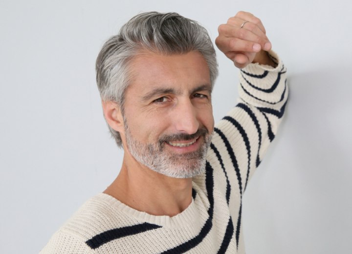 Homme aux cheveux gris élégants