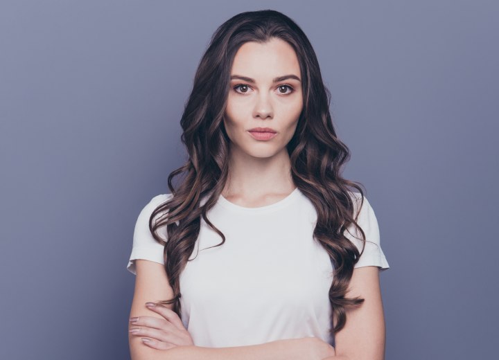 Cheveux longs avec une permanente lâche