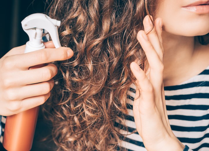 Cheveux longs bouclés et humidité