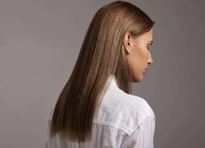 Femme aux cheveux longs et raides