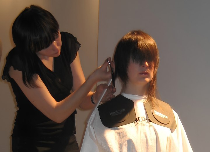 Coupe de cheveux en cours de réalisation
