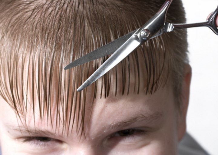 Couper les cheveux d’un petit garçon