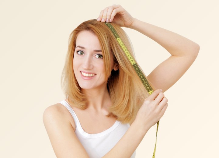 Femme mesurant la longueur de ses propres cheveux