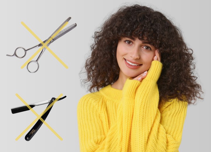 Femme aux magnifiques cheveux boucl&eacute;s