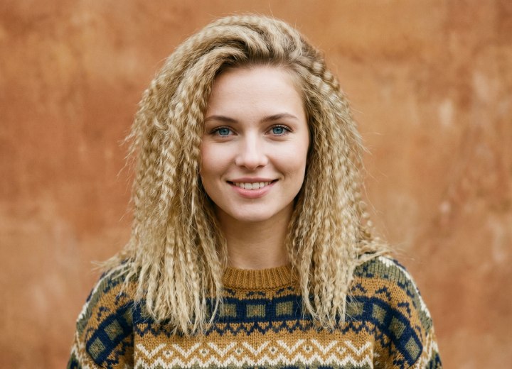Style des ann&eacute;es 1990 aux cheveux gaufr&eacute;s