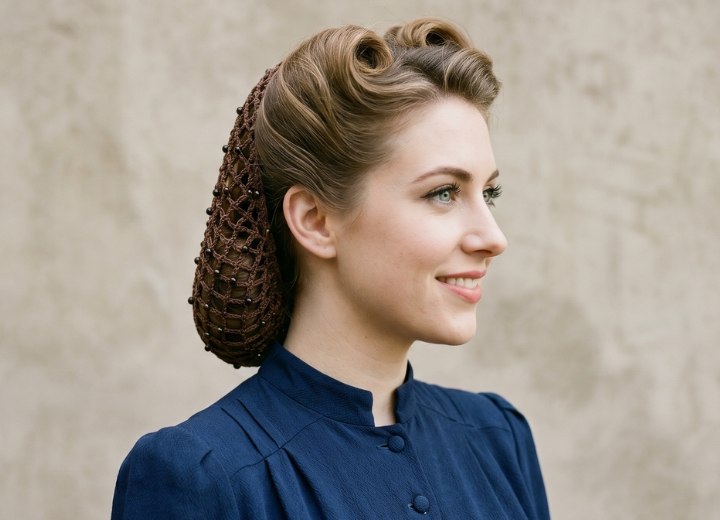 Coiffure des ann&eacute;es 1940 avec une r&eacute;sille