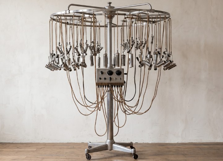 Machine à permanente des années 1920 pour coiffeurs