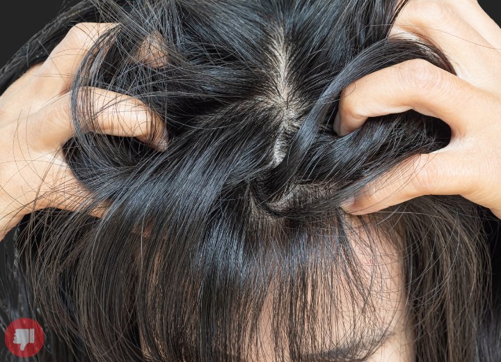 Femme se grattant la t&ecirc;te