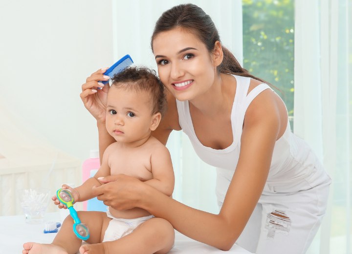 Peigner les cheveux de votre bébé