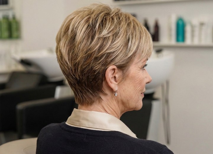Coupe pixie classique pour femmes de plus de 50 ans