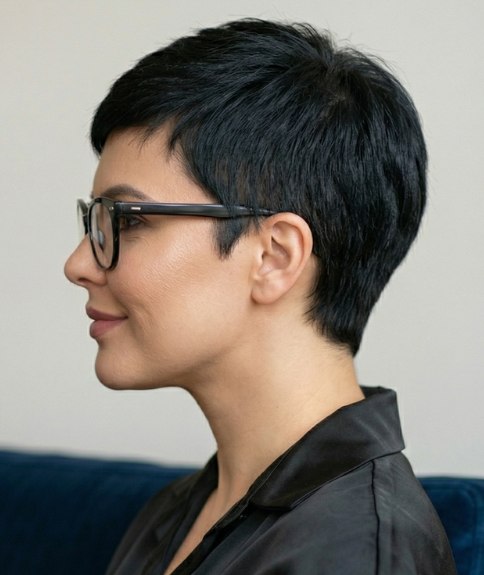 Cheveux courts parfaits &agrave; porter avec des lunettes