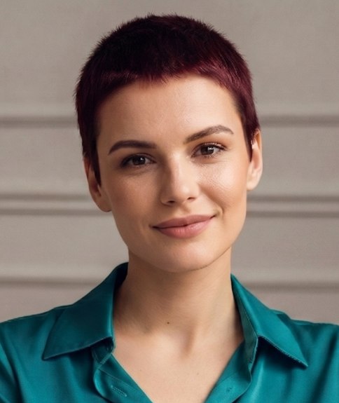 Cheveux ultra-courts et audacieux pour femme