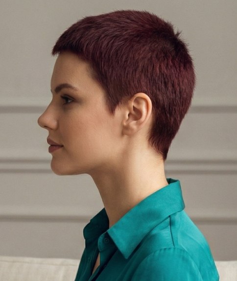 Coiffure courte minimaliste pour femme
