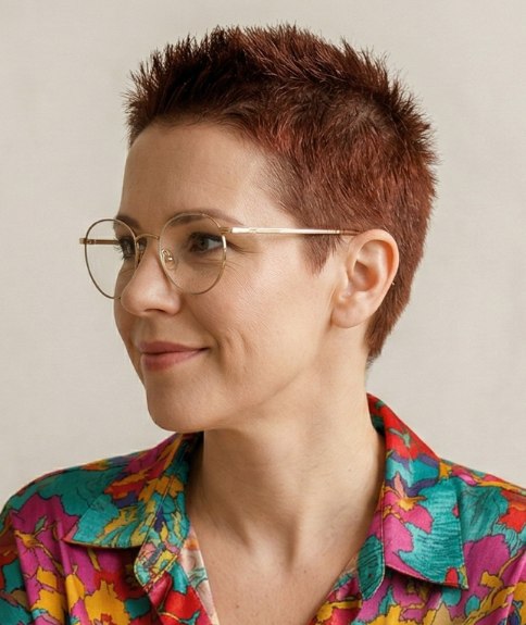 Femme aux cheveux roux avec une coupe ras&eacute;e
