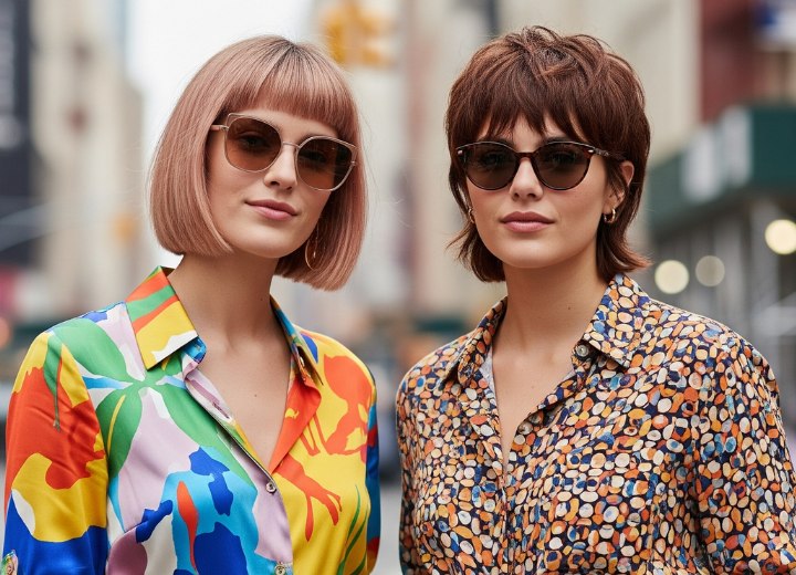 Carré droit couleur rose et coupe shag dégradée