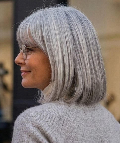 Cheveux gris argent coup&eacute;s en carr&eacute; long