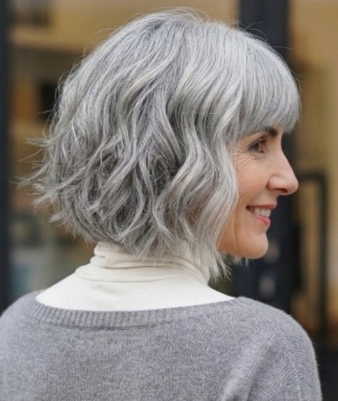 Carr&eacute; pour cheveux gris ondul&eacute;s