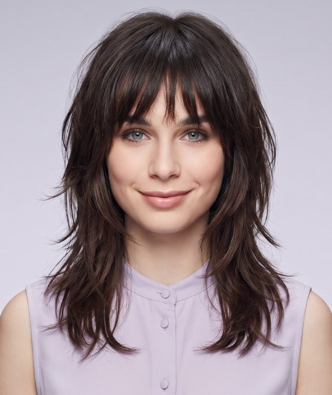 Coupe shag sous les &eacute;paules avec une frange