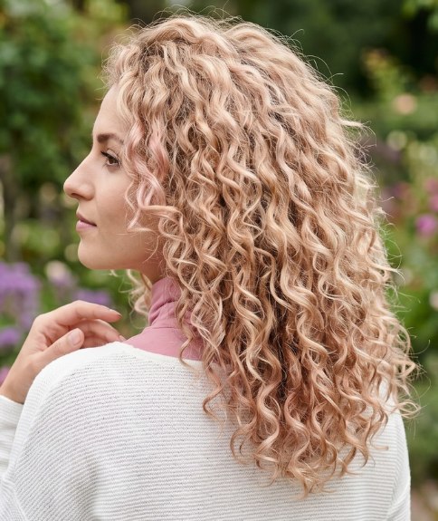 Cheveux longs et boucl&eacute;s avec des tons roses