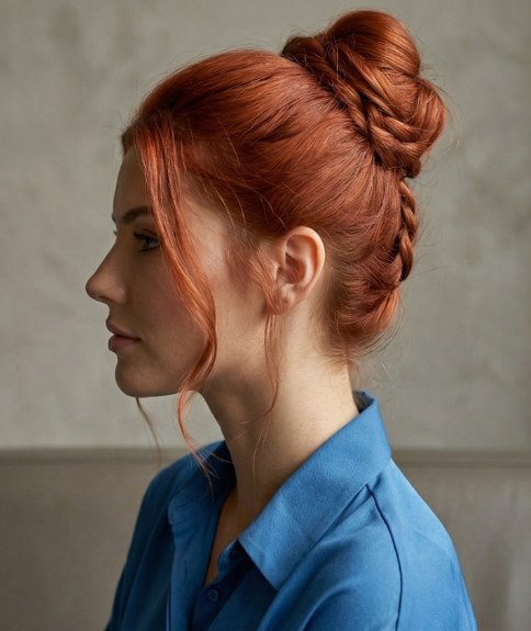 Coiffure avec un chignon romantique et une tresse
